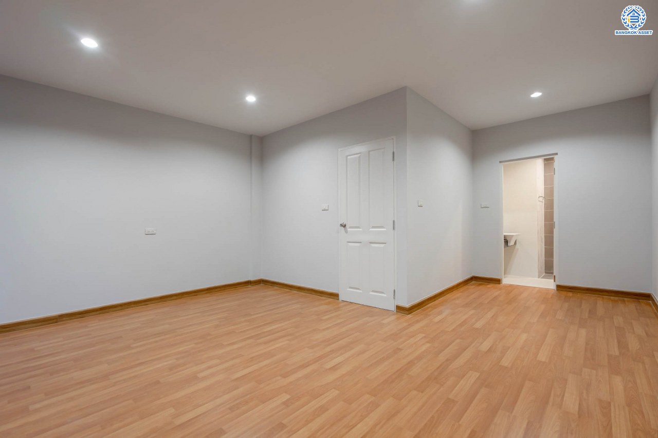 บ้านมือสองตกแต่งใหม่ ดีไซน์สวย ม.วิสต้าปาร์ค รัชดา-รามอินทรา เนื้อที่ 22.3 ตร.ว. ฟังก์ชัน 4 ห้องนอน 4 ห้องน้ำ จอดรถได้ 2 คัน รองรับทุกกิจกรรม บนทำเลเชื่อมต่อหลายเส้นทาง อาทิ ถนนประเสริฐมนูกิจ และถนนนวมินทร์ ใกล้รถไฟฟ้าสายสีชมพู "สถานีนพรัตน์" และจุดขึ้นทางด่วน "รามอินทรา"